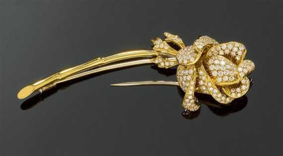 Appraisal: BRILLIANT-CUT DIAMOND CLIP BROOCH Yellow gold Decorative brooch in the