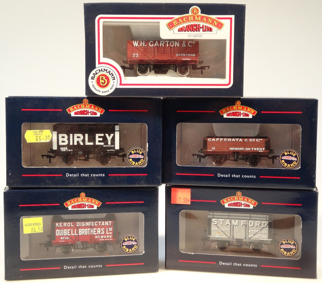 Appraisal: Various Bachmann OO-gauge -OO scale railway rolling stock comprising plank