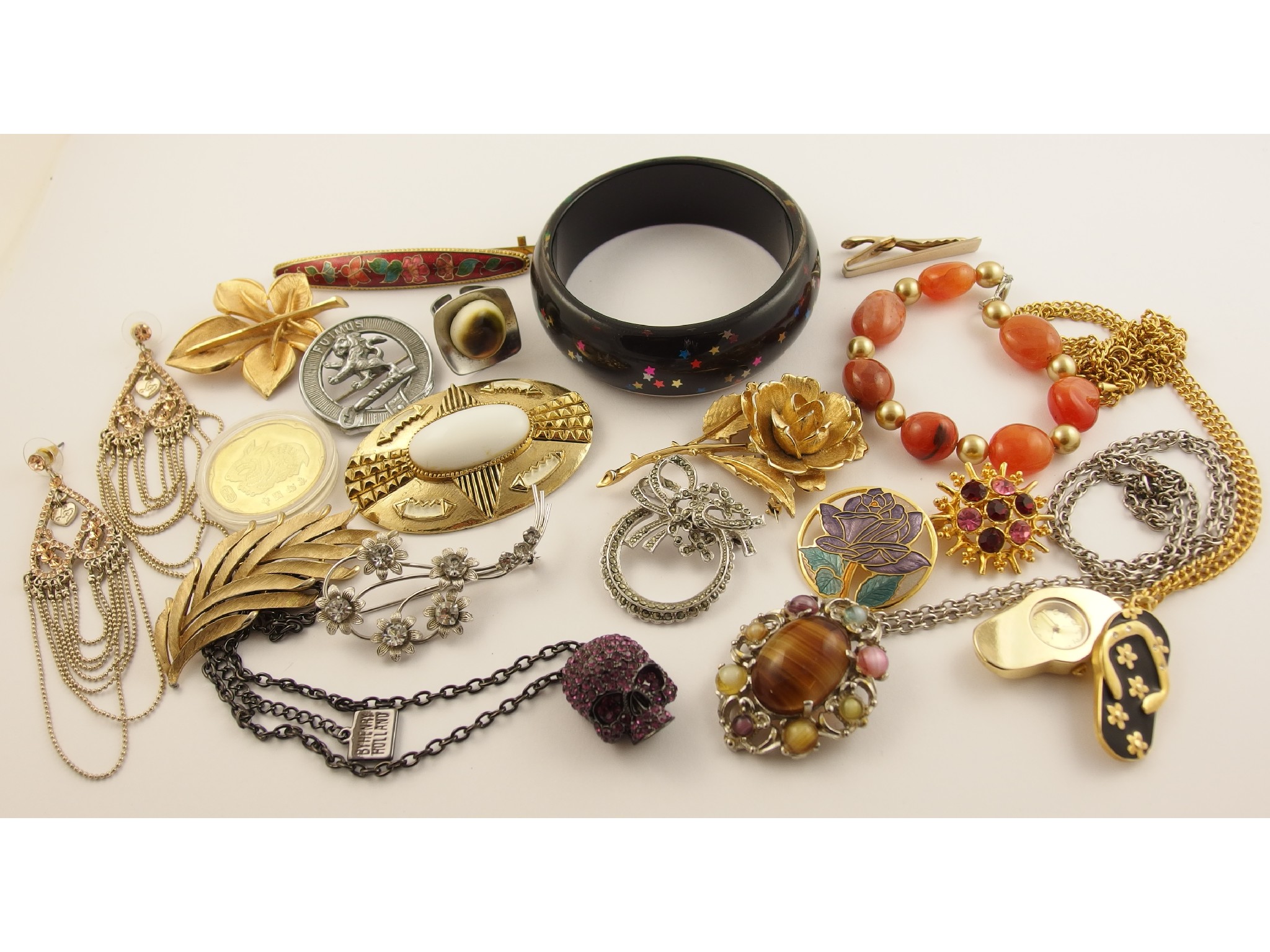 Appraisal: A collection of vintage costume jewellery to include a skull