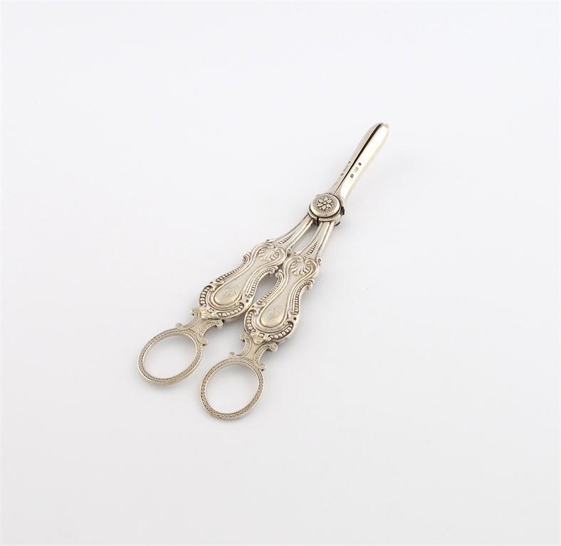 Appraisal: A pair of Victorian silver Rich Bead pattern grape scissors