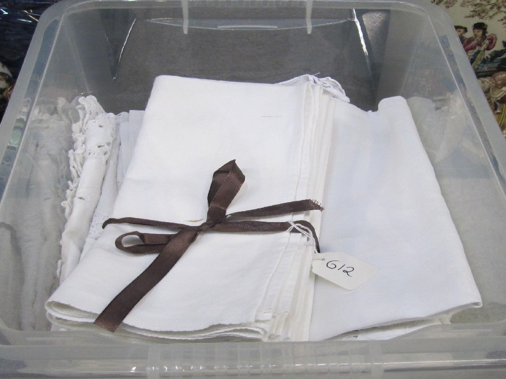 Appraisal: Box of linen