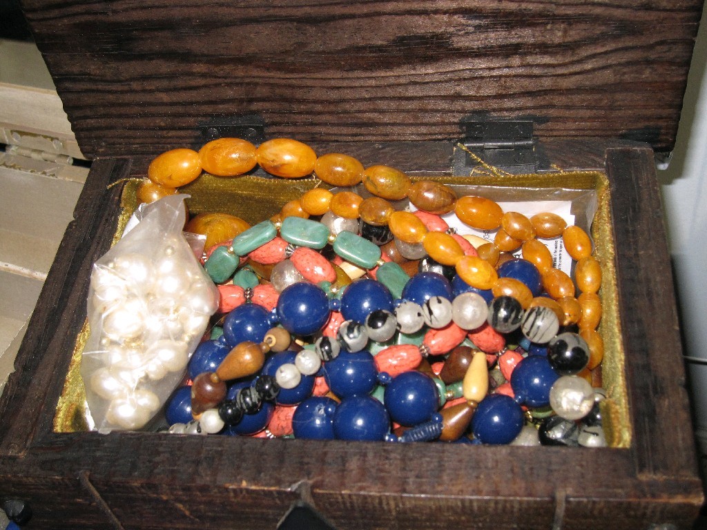 Appraisal: Lot comprising box of costume jewellery and a jewellery box