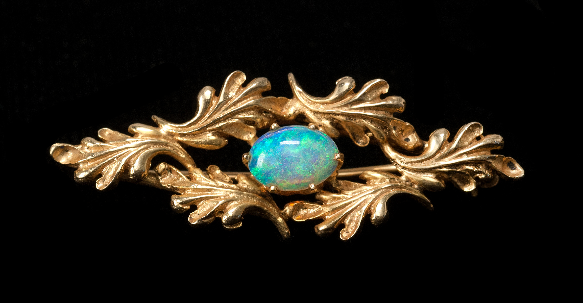 Appraisal: KT YELLOW GOLD AND OPAL BROOCH With oval stone in