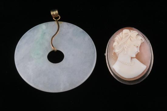 Appraisal: K YELLOW GOLD MOUNTED JADE DISCULAR PENDANT With silver-plated carved