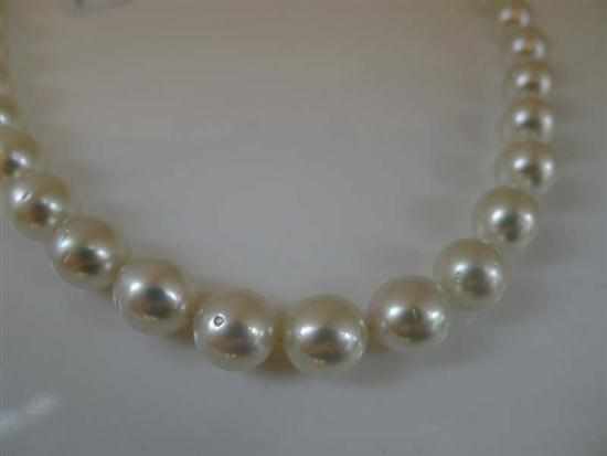 Appraisal: A STRAND OF SOUTH SEA PEARLS TO A GOLD CLASP