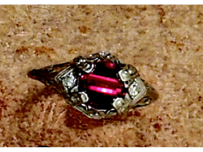 Appraisal: GARNET RING Platinum lady's art deco ring set with one