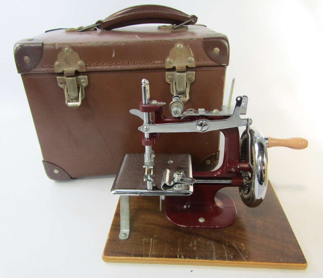 Appraisal: An Essex miniature sewing machine cased with instructions