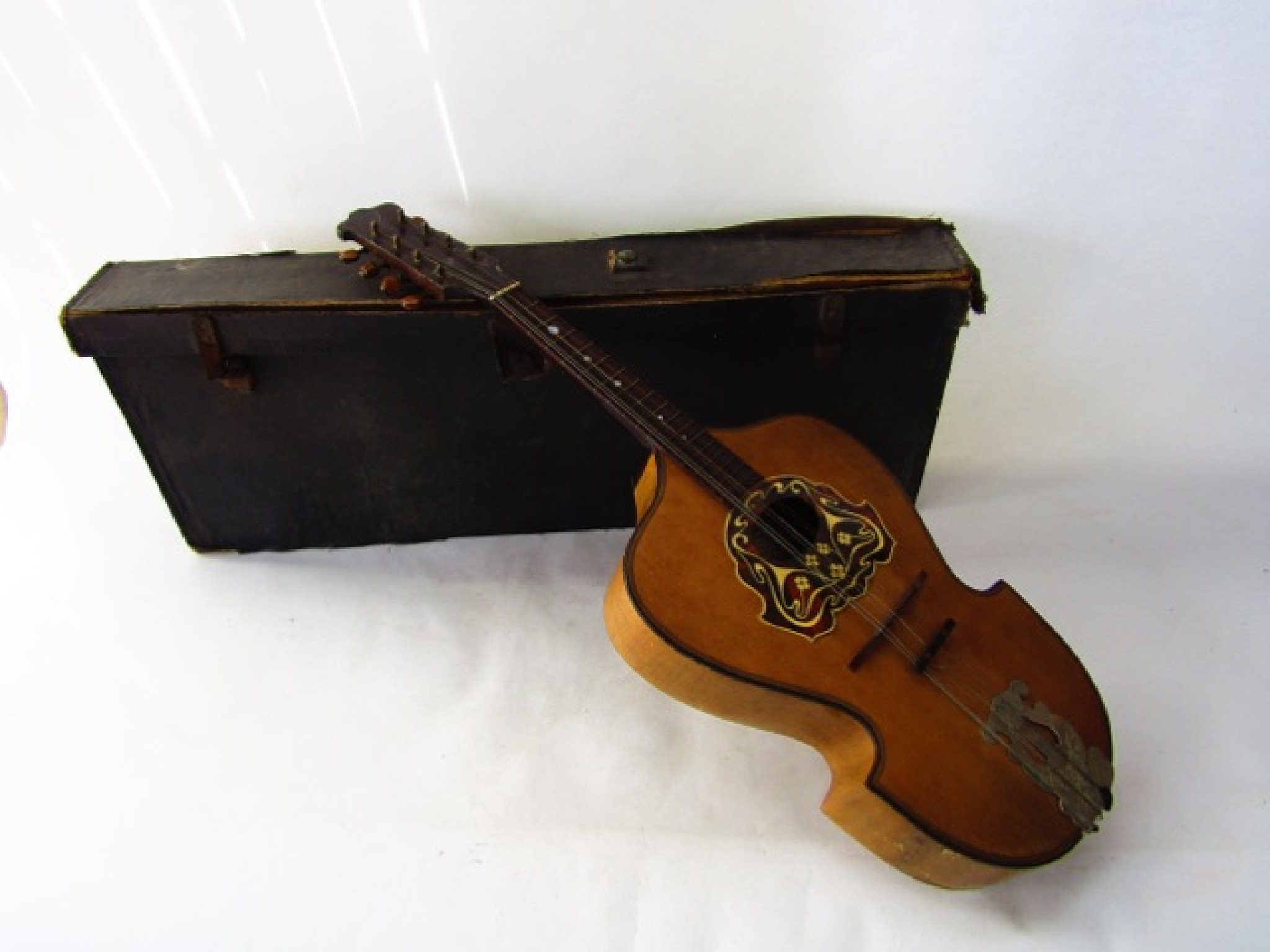 Appraisal: A mandolin with label to soundhole interior reading 'No Viennese