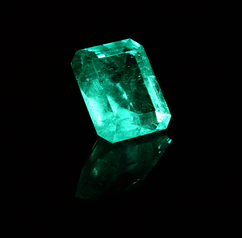 Appraisal: An unmounted cts rectangular-cut emerald With AGL certificate CS dated