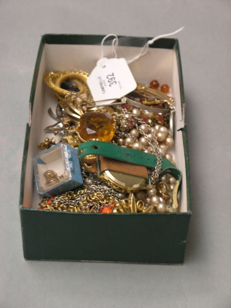 Appraisal: A small quantity of costume jewellery