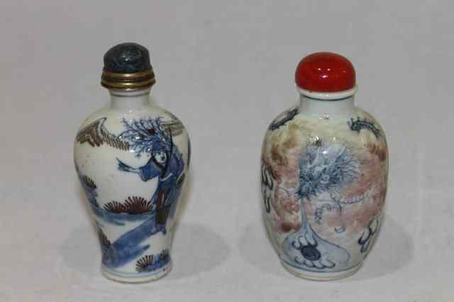 Appraisal: A CHINESE PORCELAIN SNUFF BOTTLE and stopper decorated with scholars