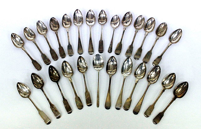 Appraisal: A SET OF SIX GEORGIAN FIDDLE PATTERN TEA SPOONS together