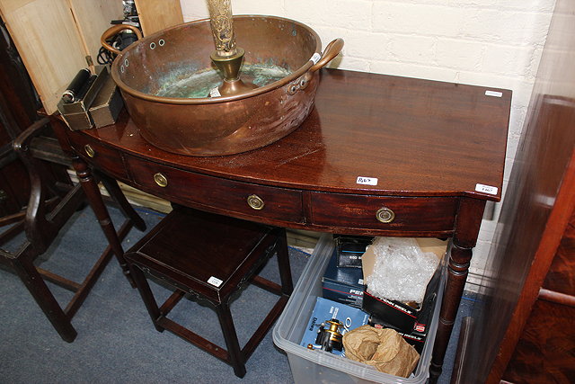 Appraisal: A VICTORIAN MAHOGANY BOW FRONTED SIDE TABLE the three drawers