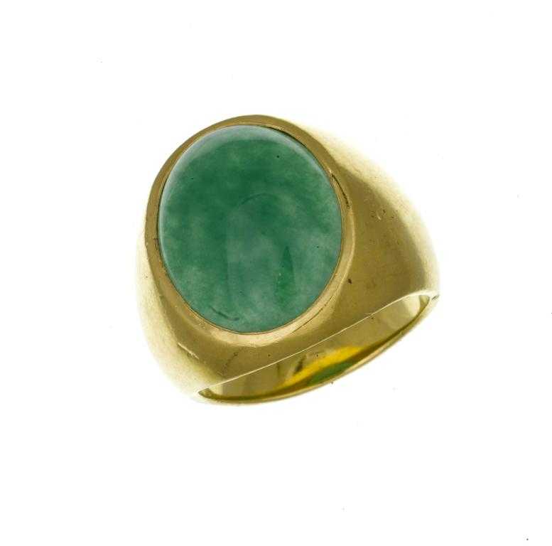 Appraisal: A GOLD SIGNET RING set with a green hardstone en