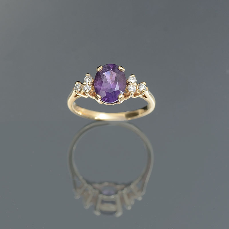 Appraisal: K AMETHYST DIAMOND RING K yellow gold ring contains one