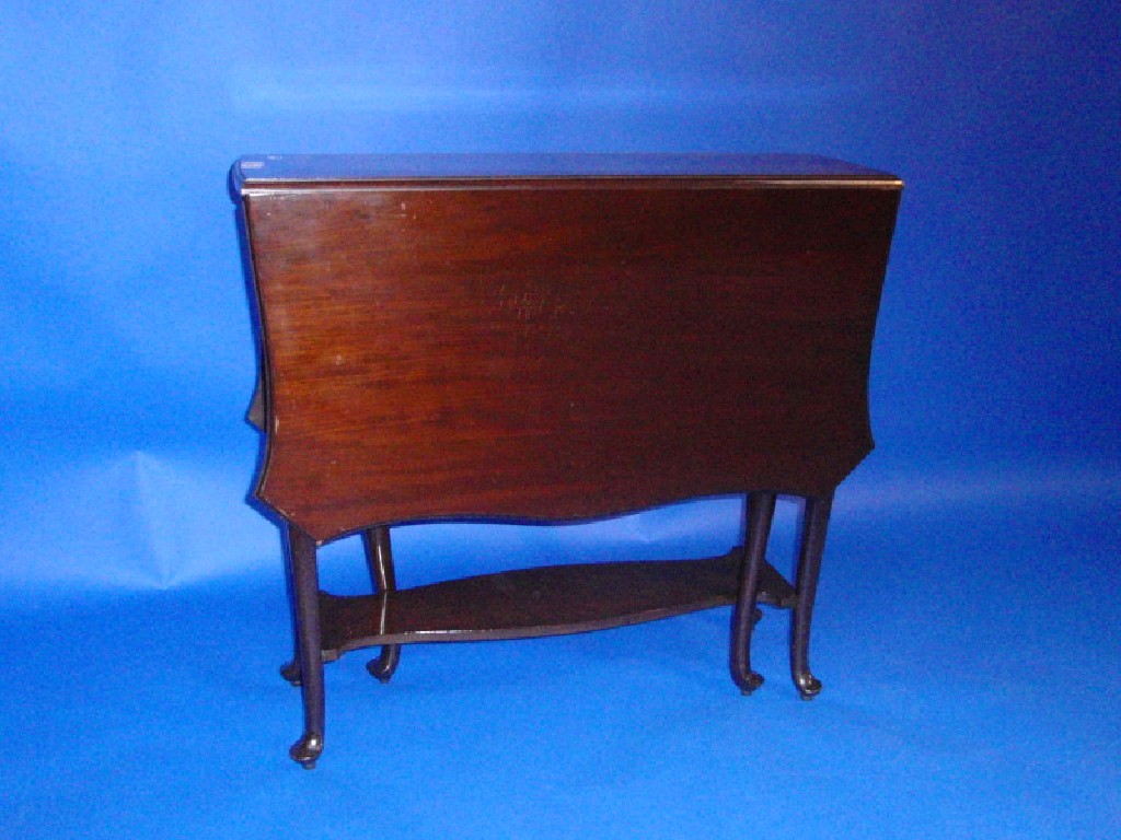 Appraisal: An Edwardian mahogany gate leg table with serpentine folding top