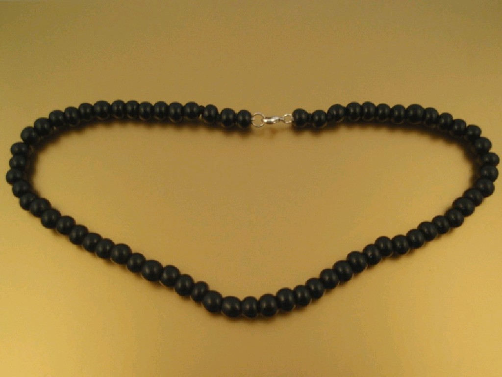 Appraisal: A string of black onyx beads cm