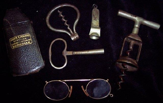 Appraisal: A pair of ct gold framed pince nez a sterling