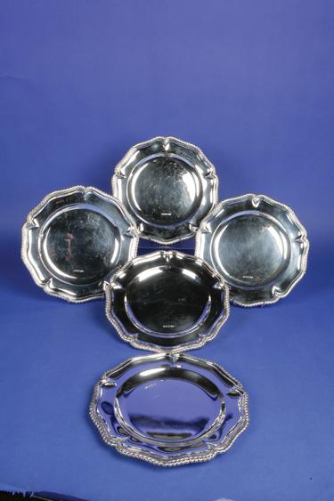 Appraisal: A MATCHED SET OF FIVE DINNER PLATES of shaped circular