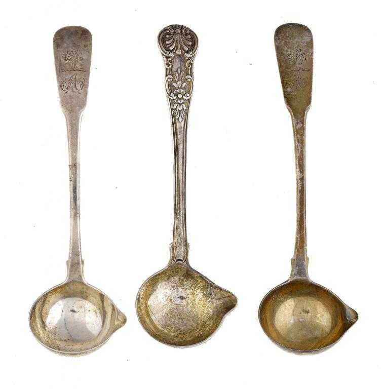 Appraisal: A PAIR OF IRISH GEORGE III FIDDLE PATTERN CREAM LADLES