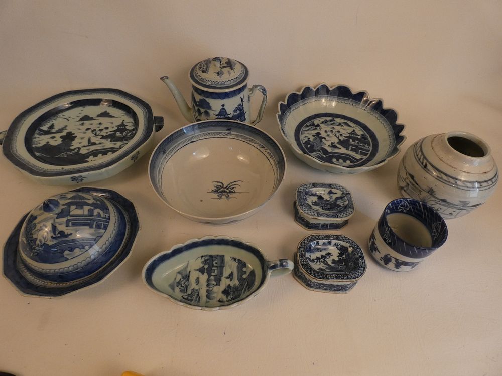 Appraisal: ASSORTED CHINESE CANTON ITEMS th century Chinese Canton pieces Pair