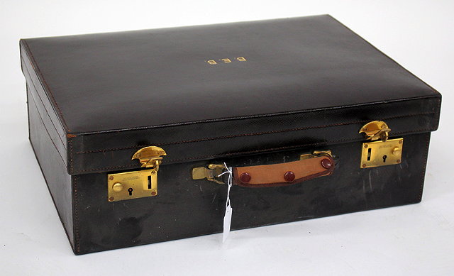 Appraisal: A GOOD QUALITY DARK BROWN LEATHER SUITCASE complete with canvas