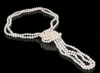 Appraisal: A Inch-Long Strand of Freshwater Cultured Pearls An attractive inch