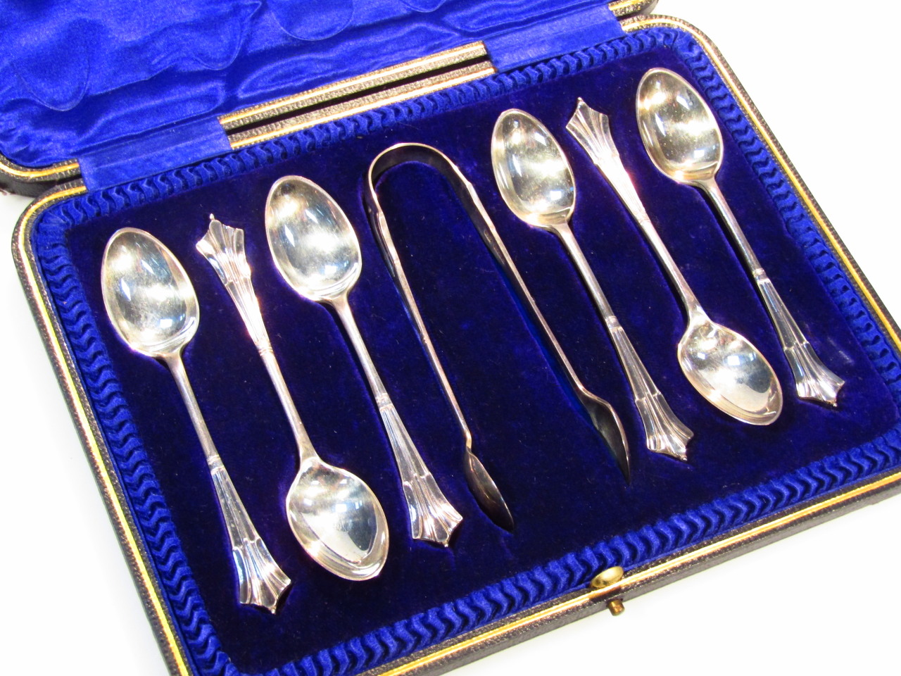 Appraisal: A set of seven Edwardian silver teaspoons and sugar bows