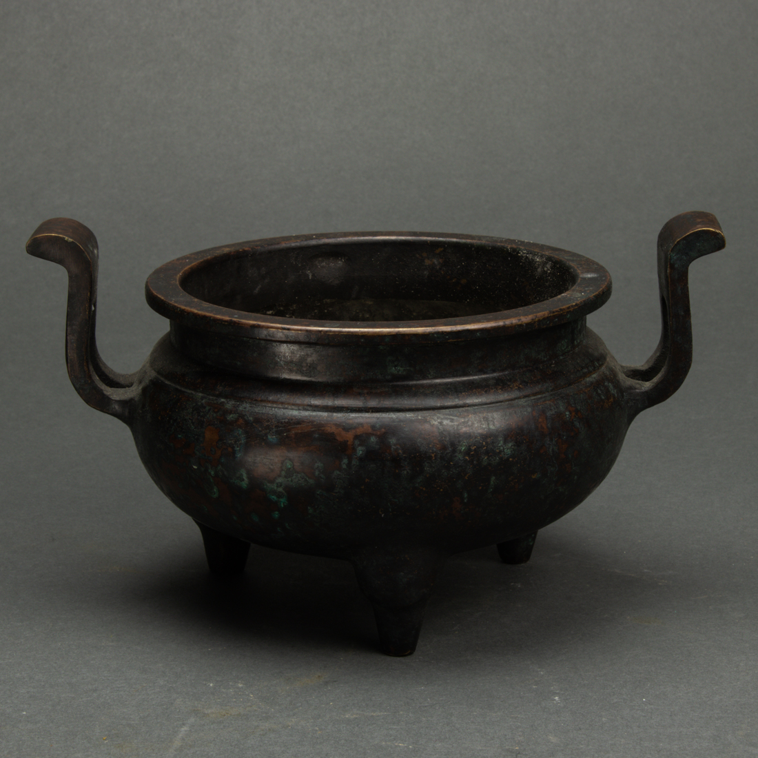 Appraisal: Chinese bronze tripod censer width