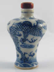 Appraisal: A Chinese ceramic baluster shaped snuff bottle with blue dragon