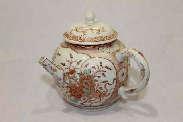 Appraisal: A CHINESE EXPORT SIDE HANDLED TEAPOT and cover decorated in