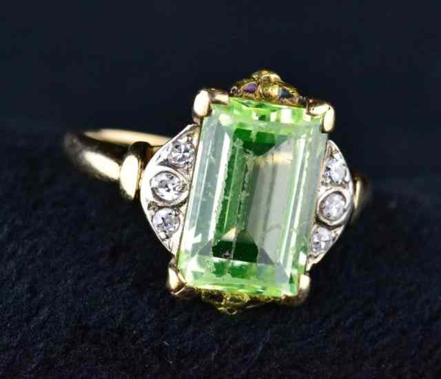 Appraisal: LADY'S GREEN STONE RINGConsisting of karat yellow gold band light