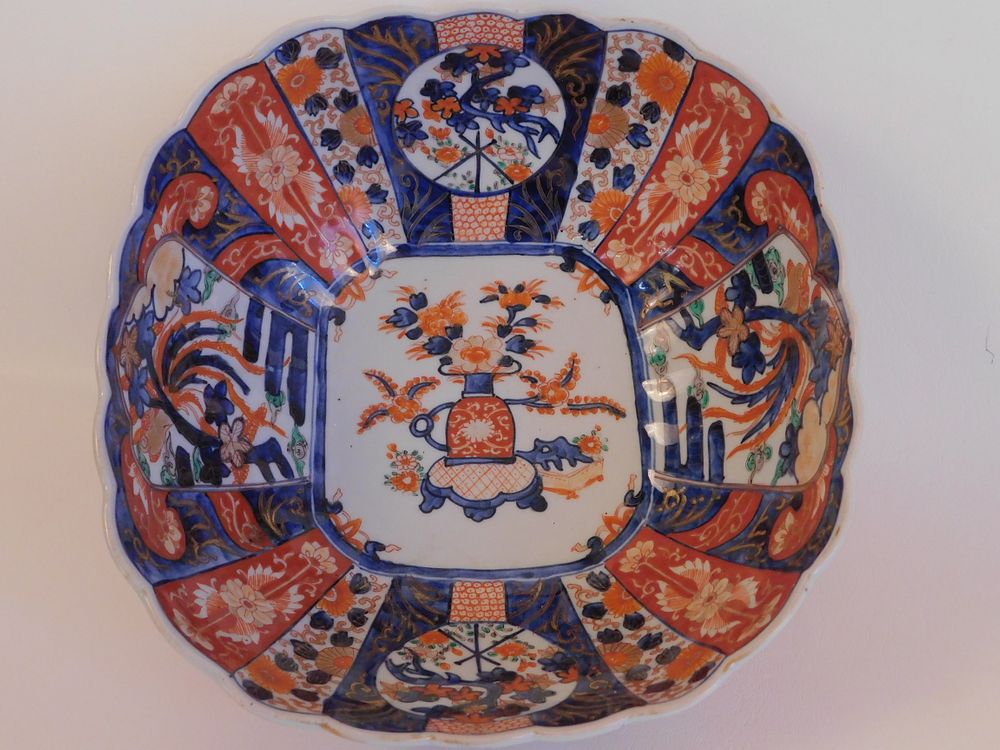 Appraisal: ANTIQUE JAPANESE IMARI BOWL Antique Japanese Imari scalloped bowl with