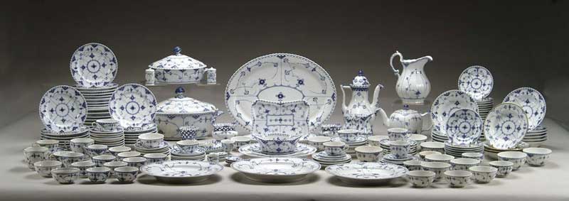 Appraisal: OUTSTANDING -PIECE ASSEMBLED ROYAL COPENHAGEN DINNER SERVICE IN THE ROYAL