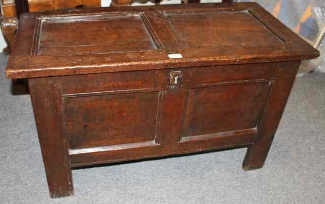 Appraisal: AN TH CENTURY OAK COFFER with panelled decoration wide