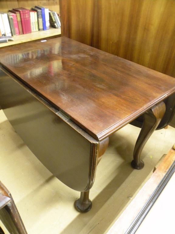 Appraisal: A mahogany drop leaf table on cabriole legs and pad