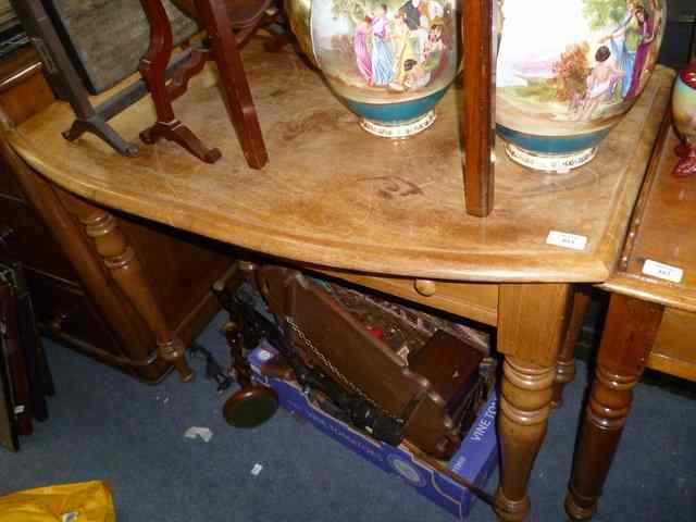 Appraisal: A MAHOGANY SIDE TABLE with bowed front single frieze drawer