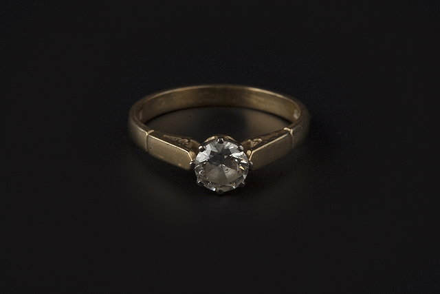 Appraisal: A DIAMOND SINGLE STONE RING the round brilliant-cut diamond in