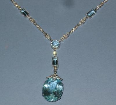 Appraisal: AN AQUAMARINE AND DIAMOND NECKLACE having oval cut aquamarine claw