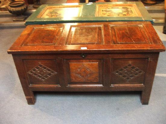 Appraisal: A TH TH CENTURY OAK COFFER with hinged rising lid