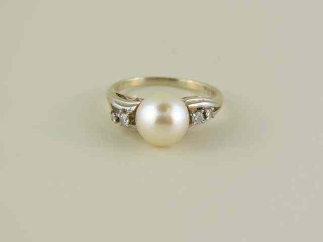 Appraisal: Pearl Diamond Ring mm pearl with diamond on each side