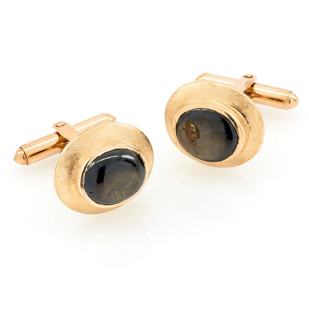 Appraisal: k Yellow gold black star sapphire cufflinks k Yellow gold