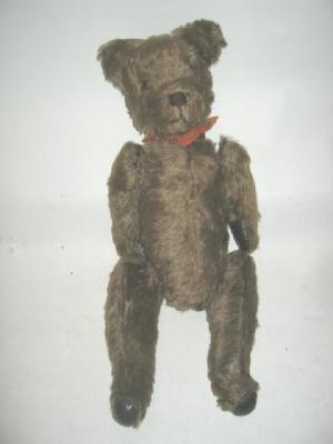 Appraisal: An English teddy bear covered in brown plush with swivel