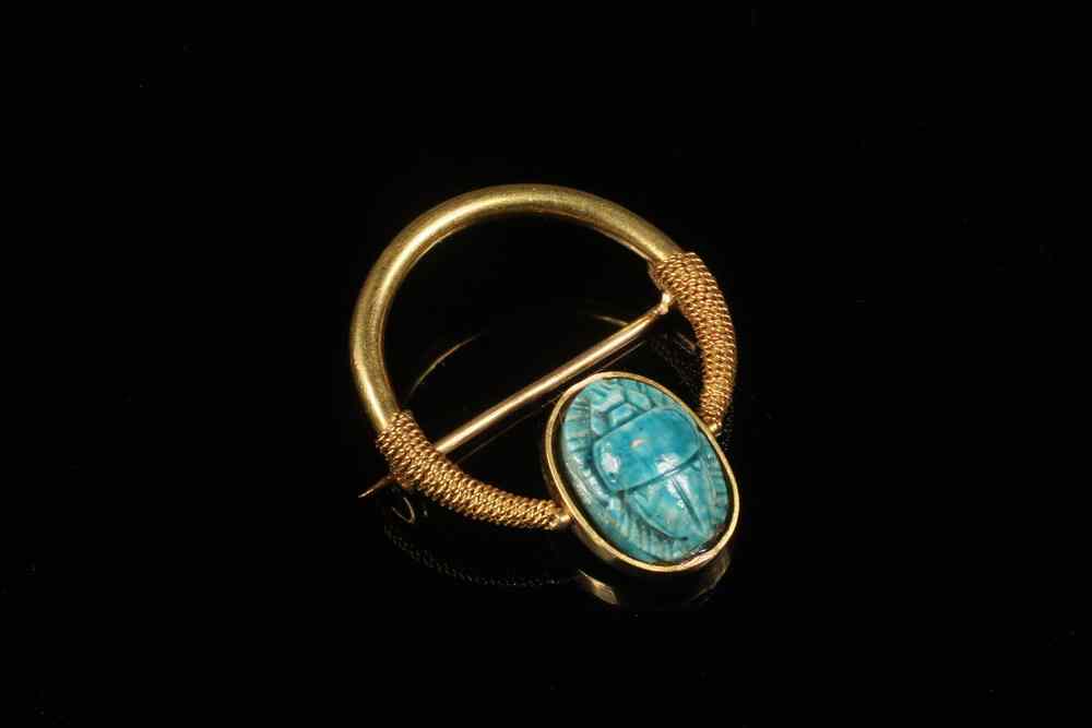 Appraisal: BROOCH - Egyptian revival K gold circle brooch w wire