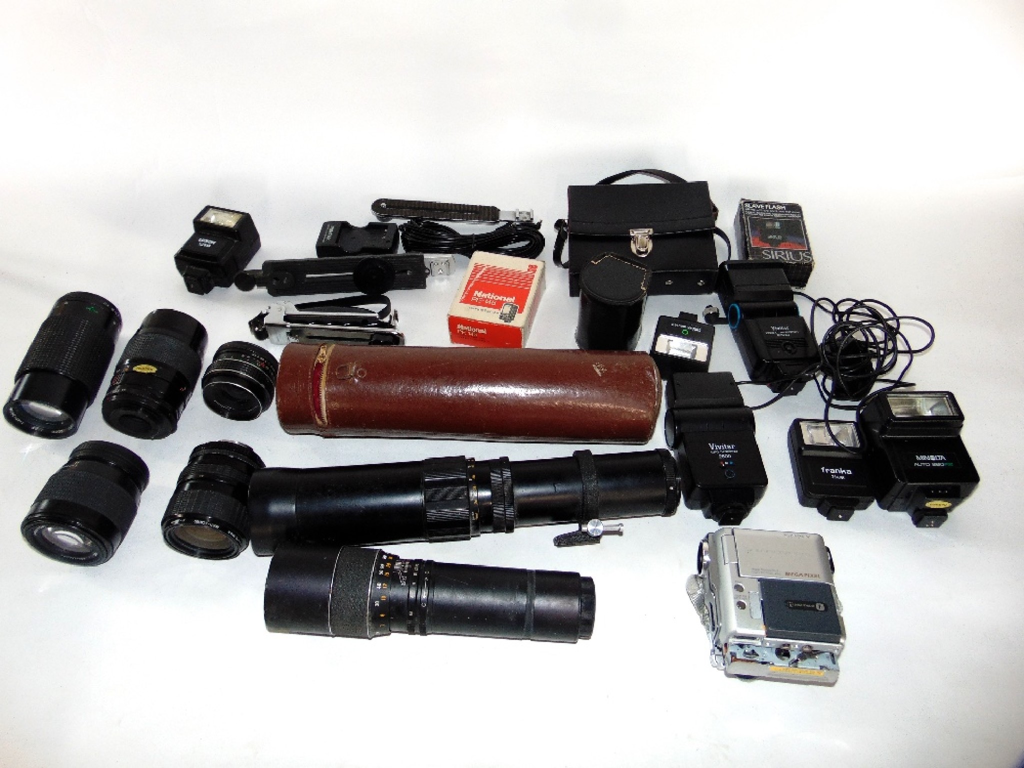 Appraisal: A collection of vintage photographic accessories to include various flash