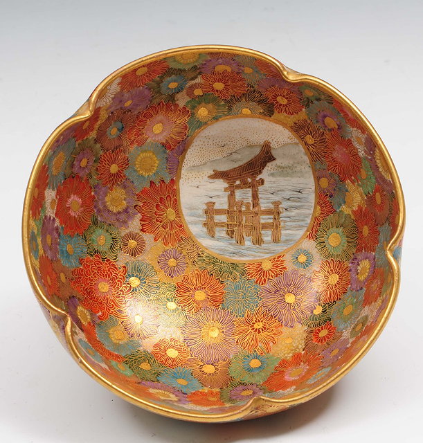 Appraisal: A Japanese Satsuma bowl th Centurysigned Kinkozan decorated with chrysanthemums