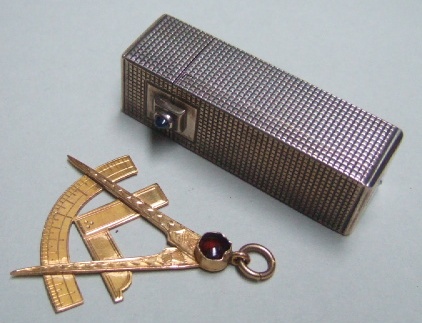 Appraisal: A ct gold and carbuncle garnet set Masonic jewel designed