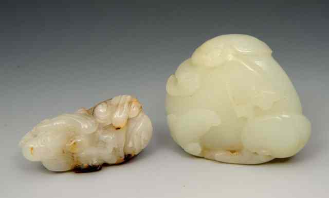 Appraisal: A CHINESE MUTTON FAT JADE PENDANT carved as peach and