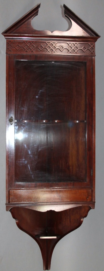 Appraisal: An early thC mahogany hanging corner cupboard of neo-classical design