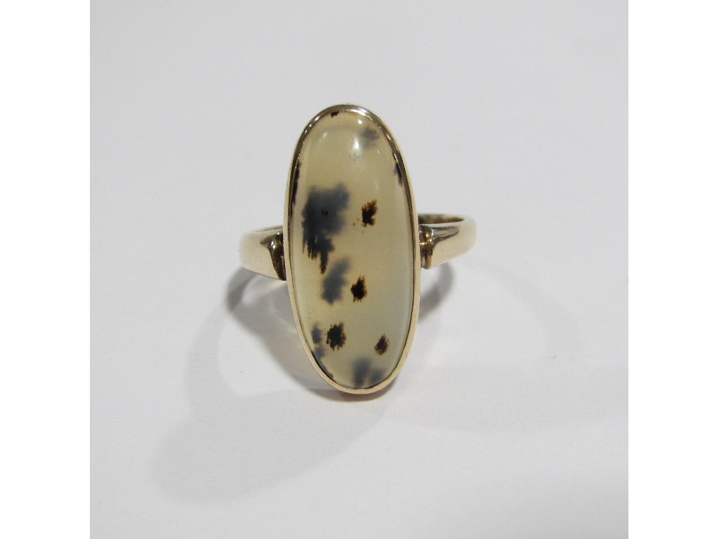 Appraisal: An Edwardian gold moss agate single stone ring